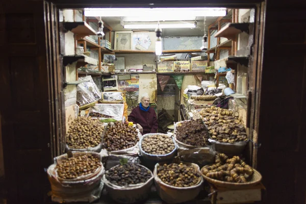 Fes, Maroko, 14. dubna: Neznámý muž, který prodával koření v traditi — Stock fotografie