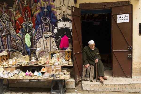 FES, MOROCCO, April 15: Unkown man selling clothes in traditiona — Stock Photo, Image