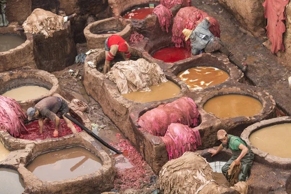 Fez, Maroko - 15. dubna: Dělníci v továrně kožené provedení — Stock fotografie