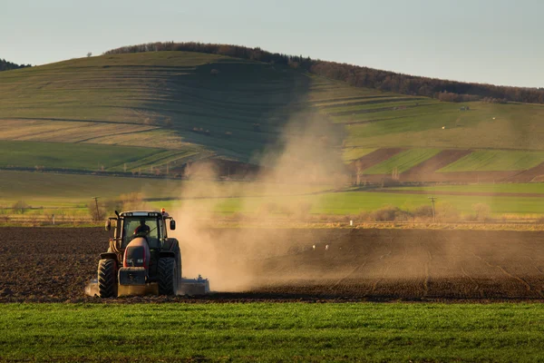 Traktor szántás mező naplemente — Stock Fotó