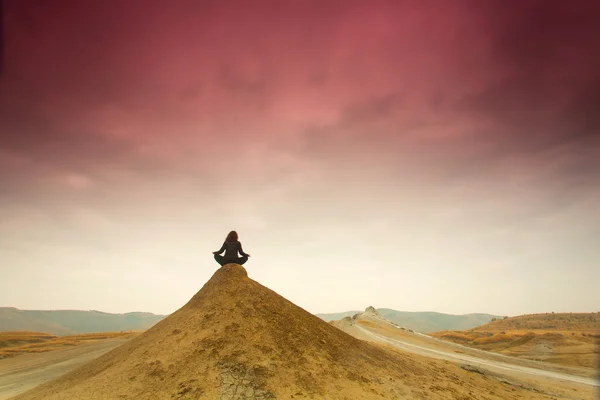 Silhueta de mulher meditando no topo de uma colina — Fotografia de Stock