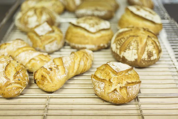 Хлеб, запеченный в современной духовке — стоковое фото