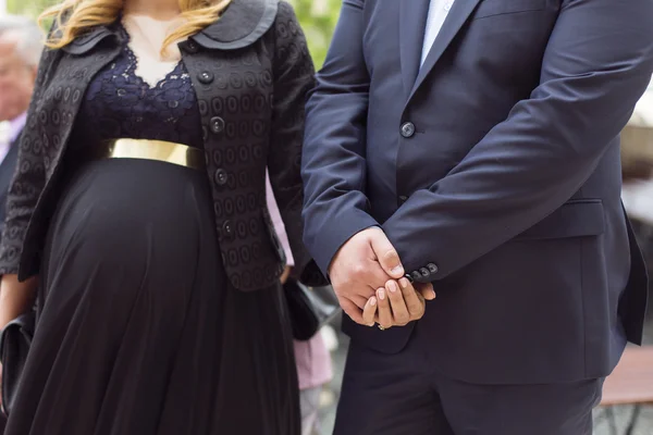 Par hand i hand tillsammans med kvinnan gravid — Stockfoto