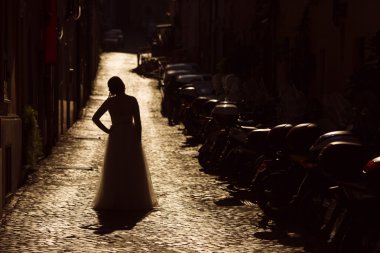 Silhouette bir genç gelin ve damat sevgilisi Roma ' nın sokakta ben