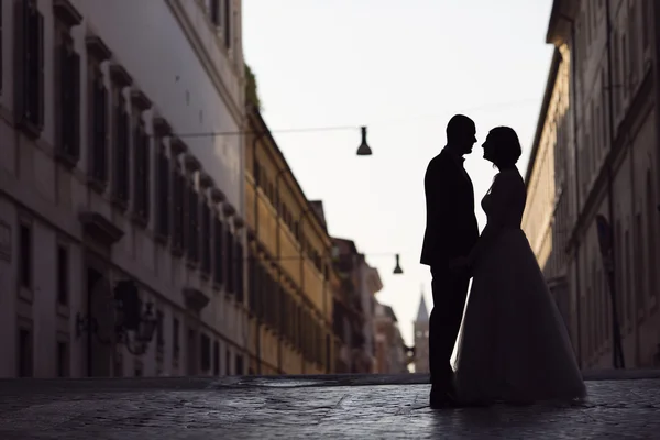 Silhouette of a young bride and groom lover on street of Rome, I — Stock Photo, Image