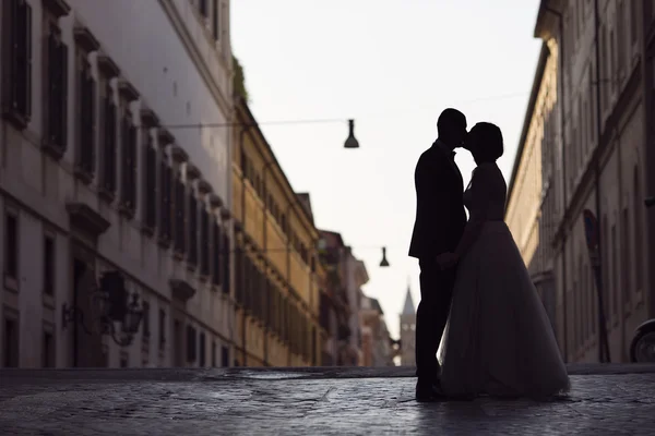 Silhouette d'une jeune mariée amoureuse de marié sur la rue de Rome, I — Photo