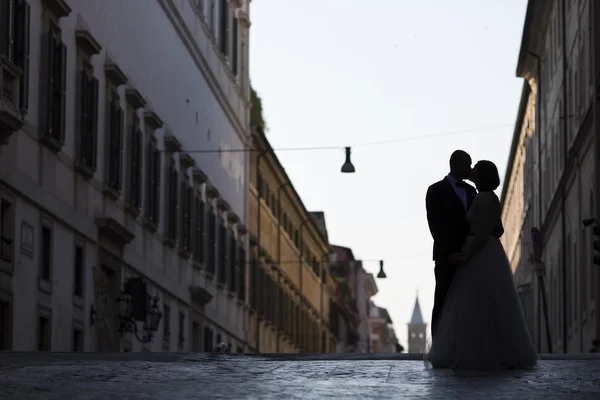 年轻的新娘和新郎情人罗马，街道上的剪影我 — 图库照片