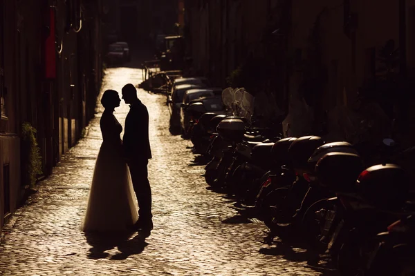 Silhouette of a young bride and groom lover on street of Rome, I — Stock Photo, Image
