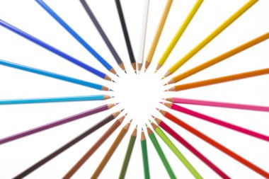 Kalp şeklinde renkli kalemler