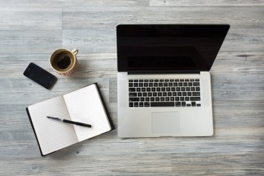 Bir gündem, dizüstü bilgisayar, akıllı telefon, kahve ile bir iş tablosunun benzersiz bakış açıları