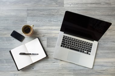 Bir gündem, dizüstü bilgisayar, akıllı telefon, kahve ile bir iş tablosunun benzersiz bakış açıları