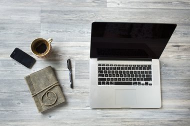 Bir gündem, dizüstü bilgisayar, akıllı telefon, kahve ile bir iş tablosunun benzersiz bakış açıları