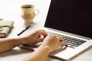 Bir gündem, dizüstü bilgisayar, akıllı telefon, kahve ile bir iş tablosunun benzersiz bakış açıları