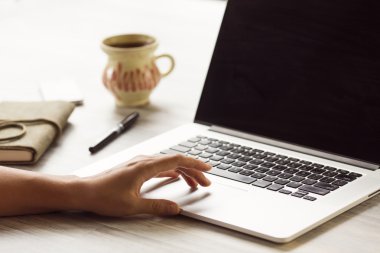 Bir gündem, dizüstü bilgisayar, akıllı telefon, kahve ile bir iş tablosunun benzersiz bakış açıları