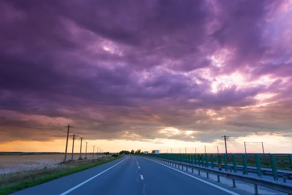 Nuvens de tempestade sobre a estrada — Fotografia de Stock