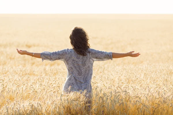 Ragazza tra un campo di grano — Foto Stock