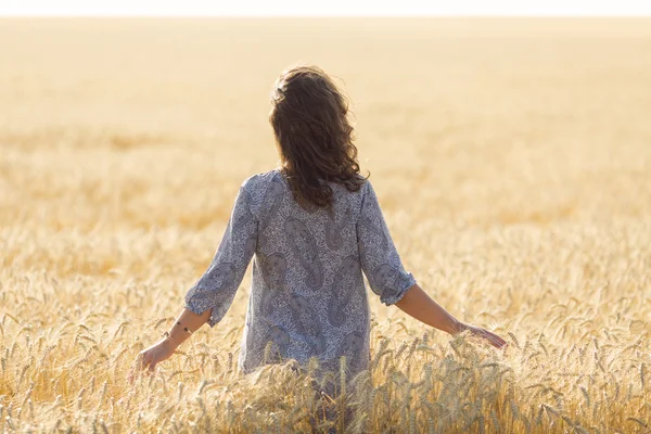 Girl among a field of wheat — Stock Photo, Image