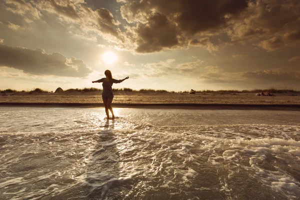 Deniz kucaklayan üzerinde genç kadın dünya ve dalgalar — Stok fotoğraf