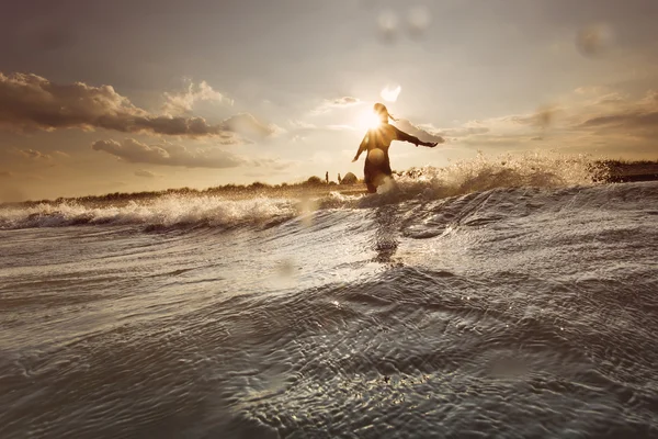 Young woman on sea embracing the the world and the waves — Stock Photo, Image