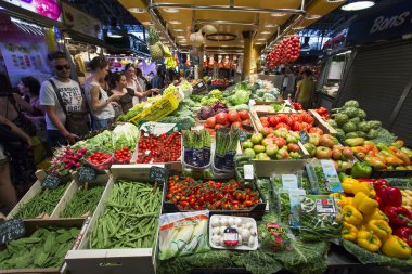 Barcelona, İspanya - 23 Haziran 2015: Mercat de Sant Josep de la Boqueria içinde gıda satın insanlar. Barcelona Ciutat Vella bölgesinde büyük bir ortak Pazar.