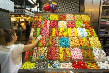Barcelona, İspanya - 23 Haziran 2015: Mercat de Sant Josep de la Boqueria içinde gıda satın insanlar. Barcelona Ciutat Vella bölgesinde büyük bir ortak Pazar.
