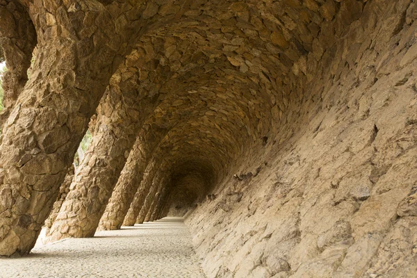 Колонны в парке Гуэль, спроектированные Антони Гауди в Барселоне, Испания — стоковое фото