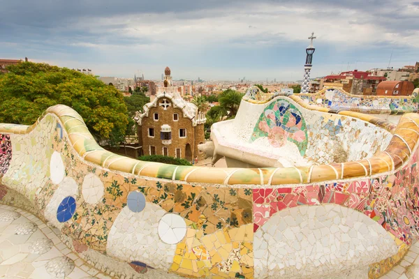 Architecture colorée par Antonio Gaudi. Parc Guell est le parc le plus important de Barcelone. Espagne — Photo