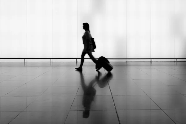 Passenger in the interior of the airport carrying a troley — Stock Photo, Image