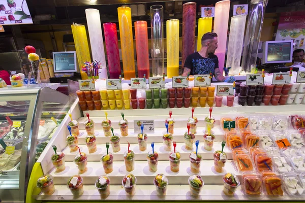 BARCELONA, SPAIN - JUNE 23, 2015: People buying food inside Mercat de Sant Josep de la Boqueria. It is a large public market in the Ciutat Vella district of Barcelona. — Stock Photo, Image