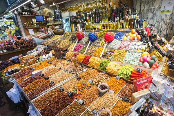 Barcelona, Španělsko - 23. června 2015: Lidé kupovat potraviny uvnitř Mercat de Sant Josep de la Boqueria. Je to velký veřejný trh v barcelonské čtvrti Ciutat Vella. — Stock fotografie