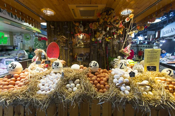 Barcelona, Španělsko - 23. června 2015: Lidé kupovat potraviny uvnitř Mercat de Sant Josep de la Boqueria. Je to velký veřejný trh v barcelonské čtvrti Ciutat Vella. — Stock fotografie