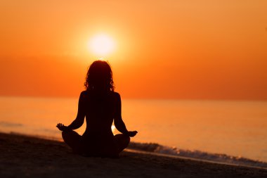 Yoga lotus meditasyon pozisyon açık s kadın silüeti
