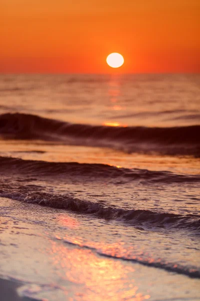 ビーチに沈む夕日の美しい波 — ストック写真