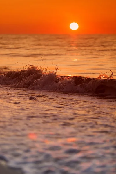 Belles vagues au coucher du soleil sur la plage — Photo