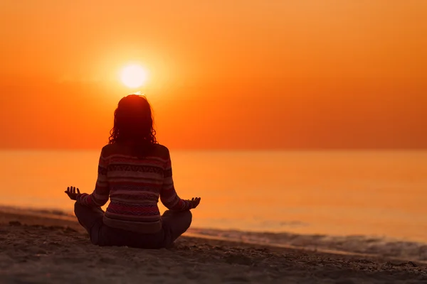 Silhouette della donna in posizione di meditazione loto yoga davanti a s — Foto Stock