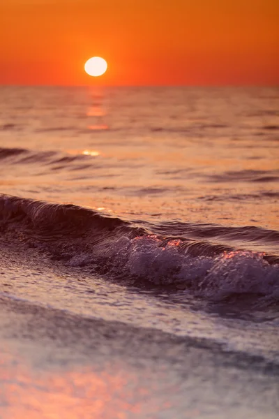 Piękne fale na zachód słońca na plaży — Zdjęcie stockowe