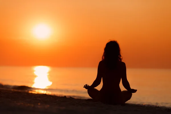 Силуэт женщины в йоге лотос медитации позиции фронт с s Лицензионные Стоковые Изображения