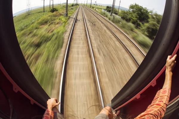 Ferrocarril, líneas de tren efecto en movimiento, y el hombre en una parte trasera del tren — Foto de Stock