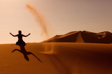 Sillhouette oynama ve çöl S sands ile fırlatma kadın