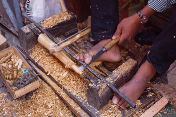 Hombre trabajando la madera con los pies en Marrakech, Marruecos —  Fotos de Stock