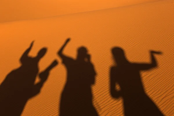 Sillhouette of people in sands on desert Sahara — Stock Photo, Image