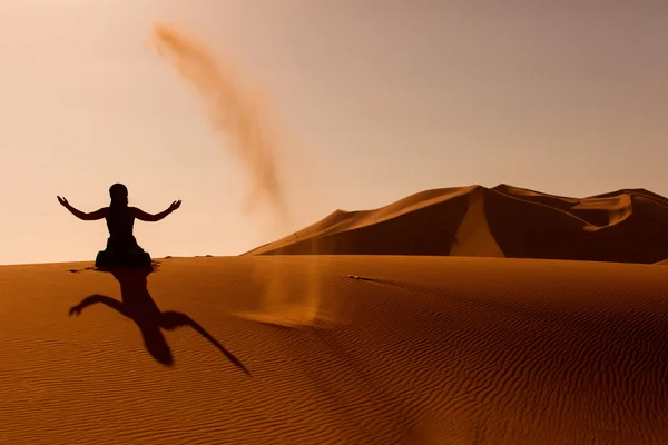 Sillhouette de mujer jugando y lanzando con arenas en el desierto S —  Fotos de Stock