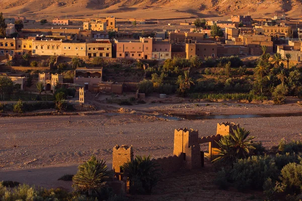 Blick auf die ait benhaddou kasbah bei Sonnenaufgang, ait ben haddou, ouarzaz — Stockfoto