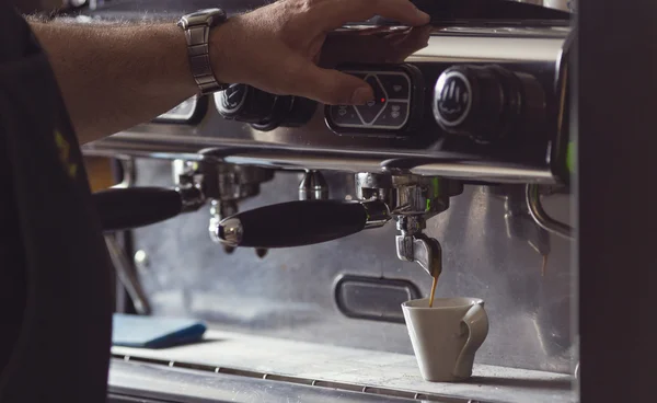 Macchina del caffè fa una tazza di caffè caldo — Foto Stock