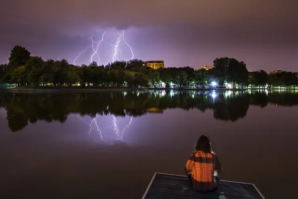 Ben meditasyon lotus pozisyonu thunderlight bir göl yakınındaki içinde adam — Stok fotoğraf