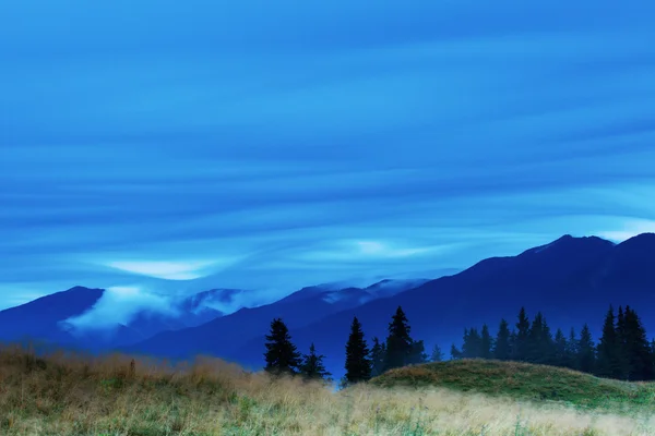 Dramatische Wolken mit Bergsilhouette — Stockfoto