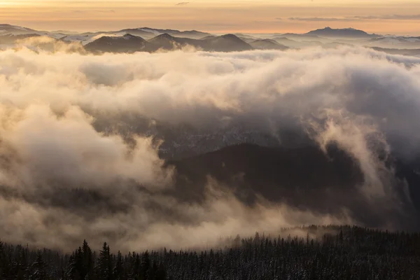 Wintersonnenuntergang über den Wolken - Panoramablick — Stockfoto