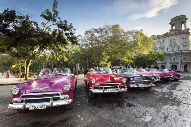 Havana, Küba-Ekim 14: Adam çamaşır eski araba sokaklarında Havan