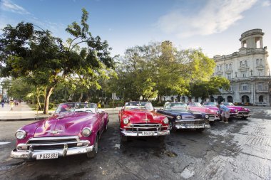 Havana, Küba-Ekim 14: Adam çamaşır eski araba sokaklarında Havan