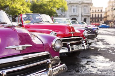 Havana, Küba-Ekim 14: Adam çamaşır eski araba sokaklarında Havan